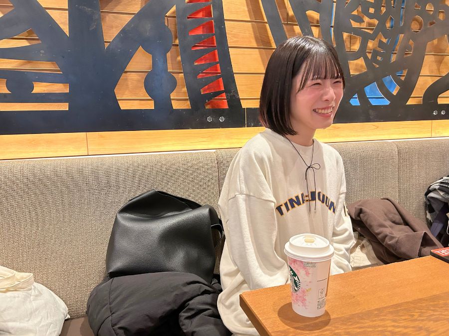 インタビューに答えるMさん