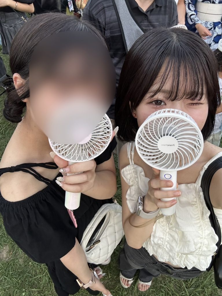 友達とツーショットを撮るMさん