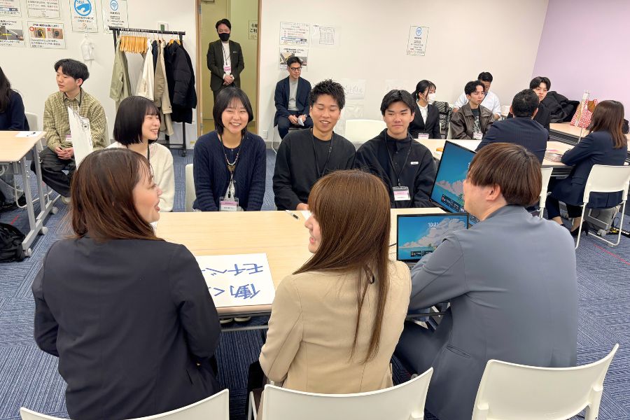 座談会を行う企業の人たちと学生たち