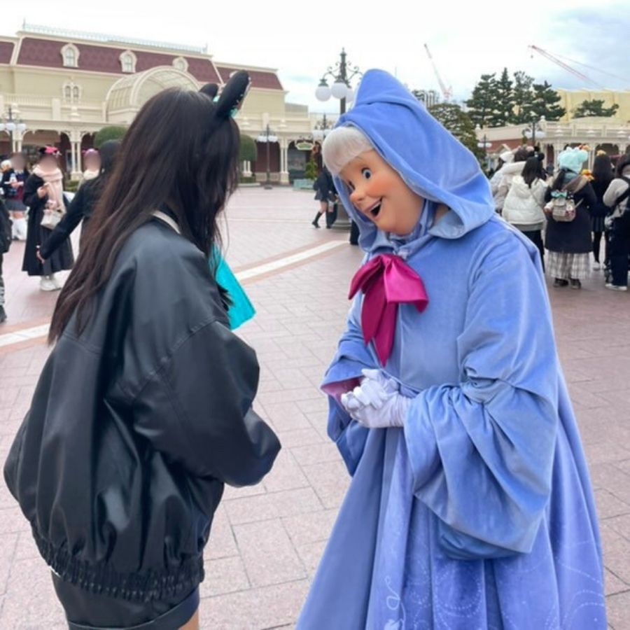 Nさんとシンデレラのフェアリーゴットマザーに扮するキャスト