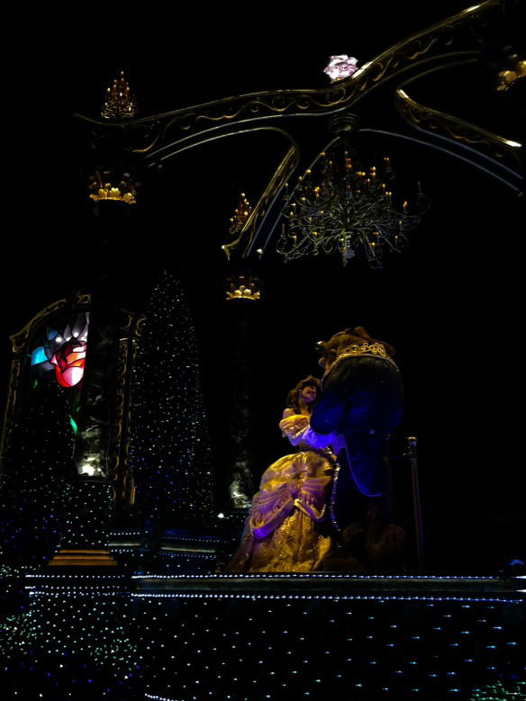 ディズニーランドの美女と野獣のフロート