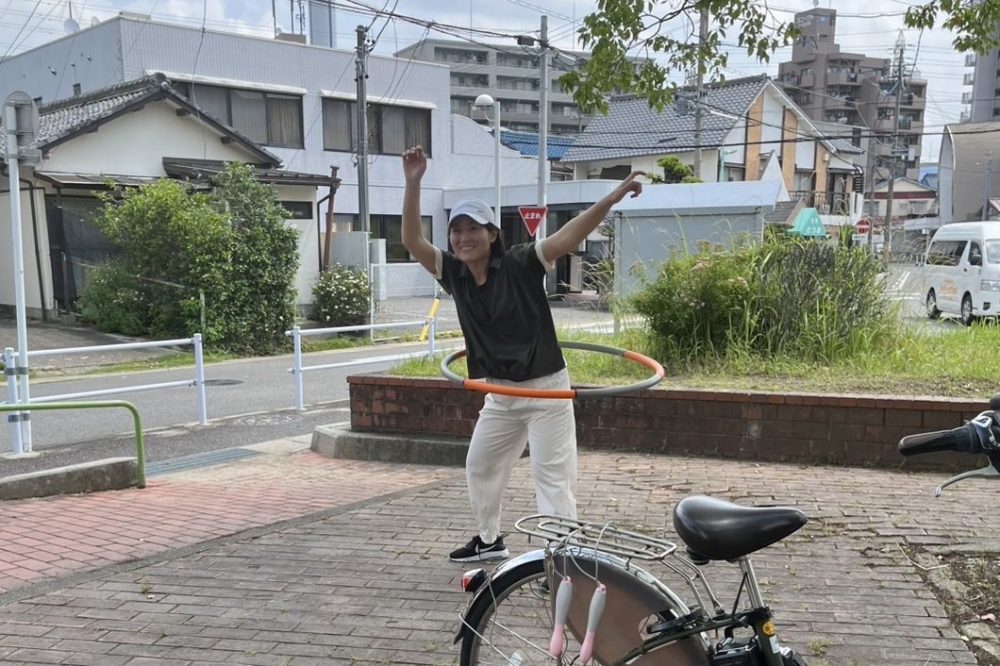 WARAZAPの活動でフラフープをする部員