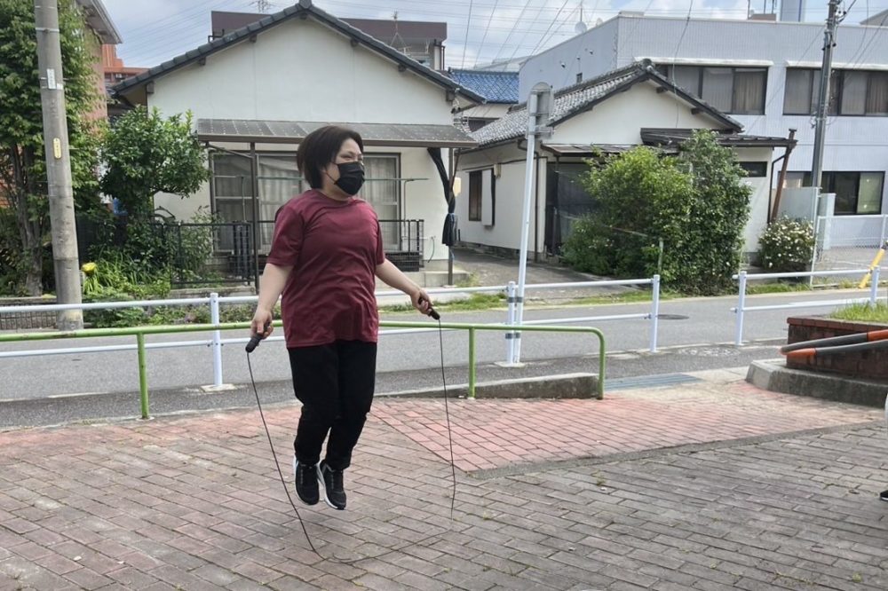 WARAZAPの活動で縄跳びをする部員