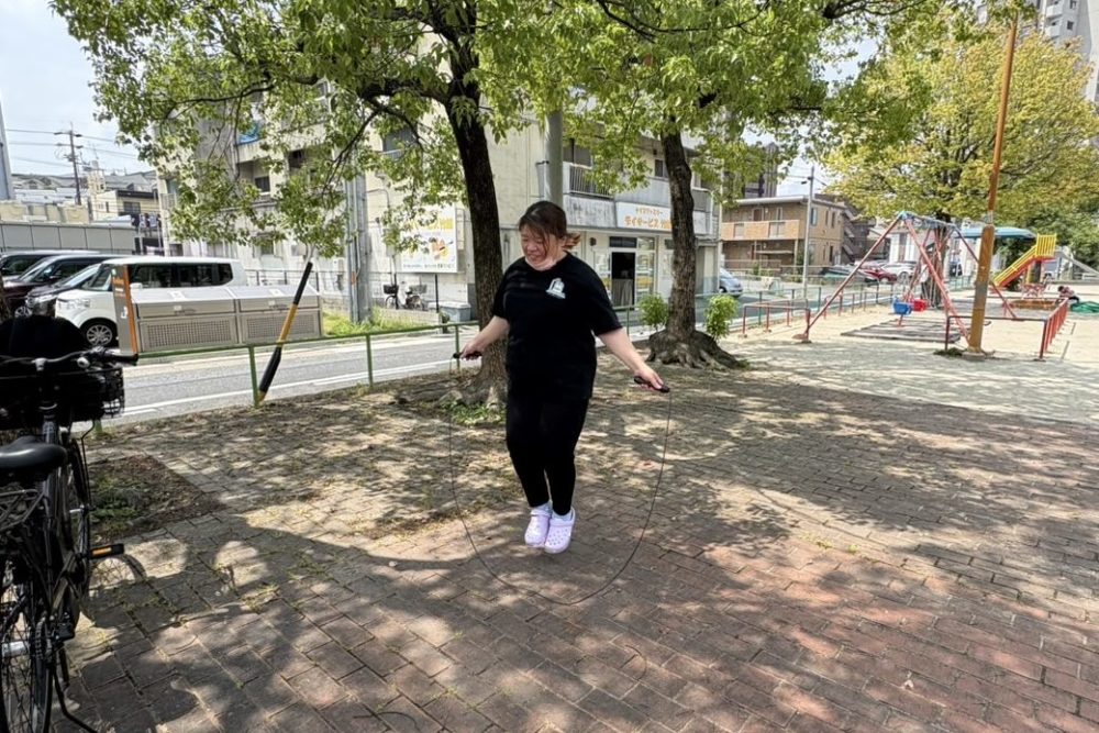 WARAZAPの活動で縄跳びをする部員