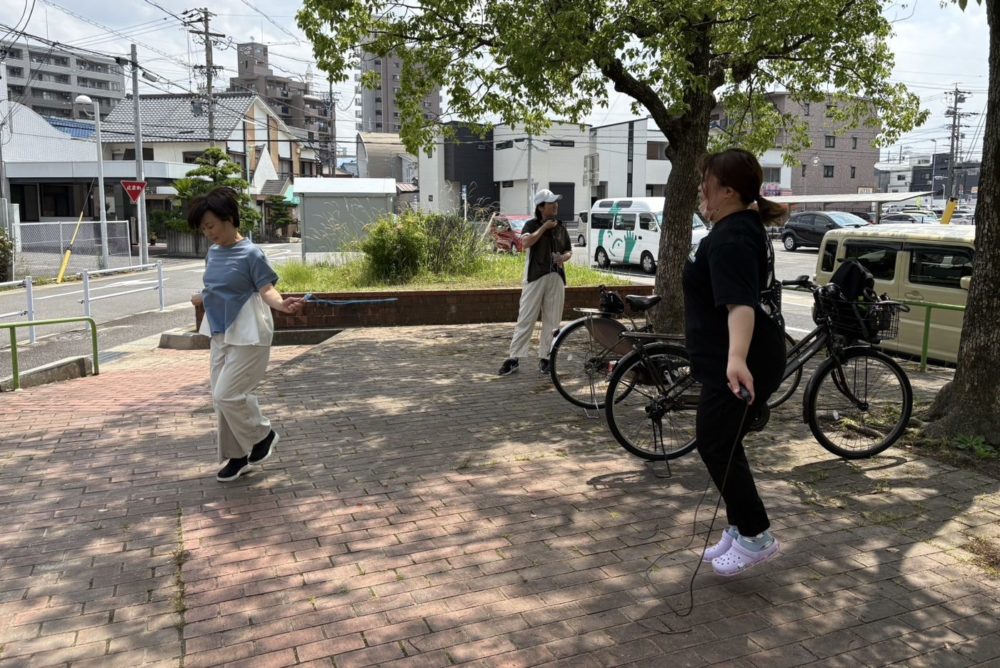 WARAZAPの活動で縄跳びをする部員たち