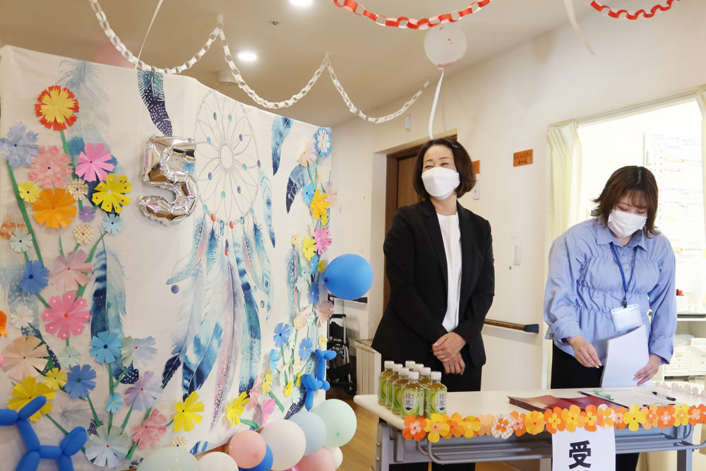 ナーシング和楽縁京命の5周年記念祭の受付を行うスタッフ
