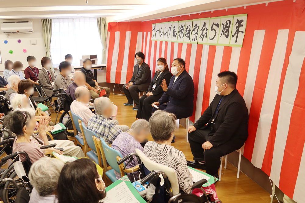 参加者の前で思いを語る内容の歴代施設長たち