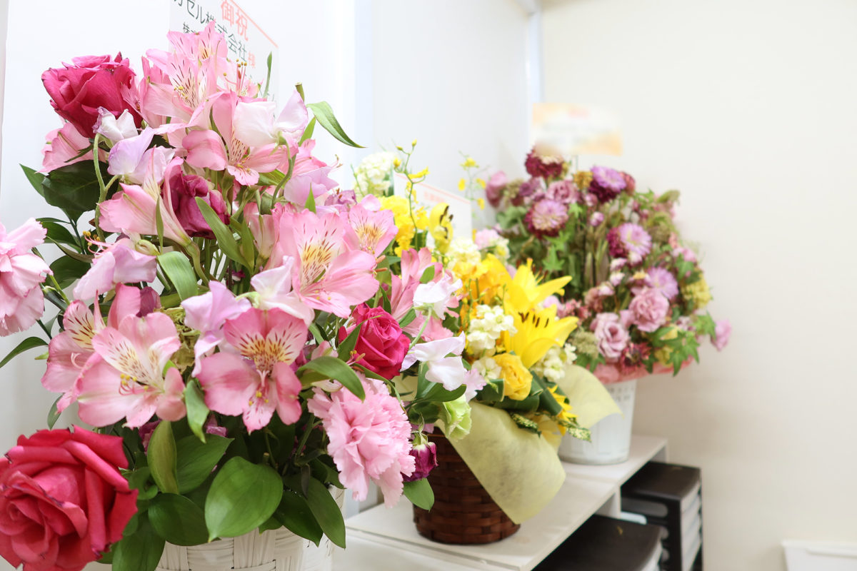 オフィスの棚に飾られている祝い花