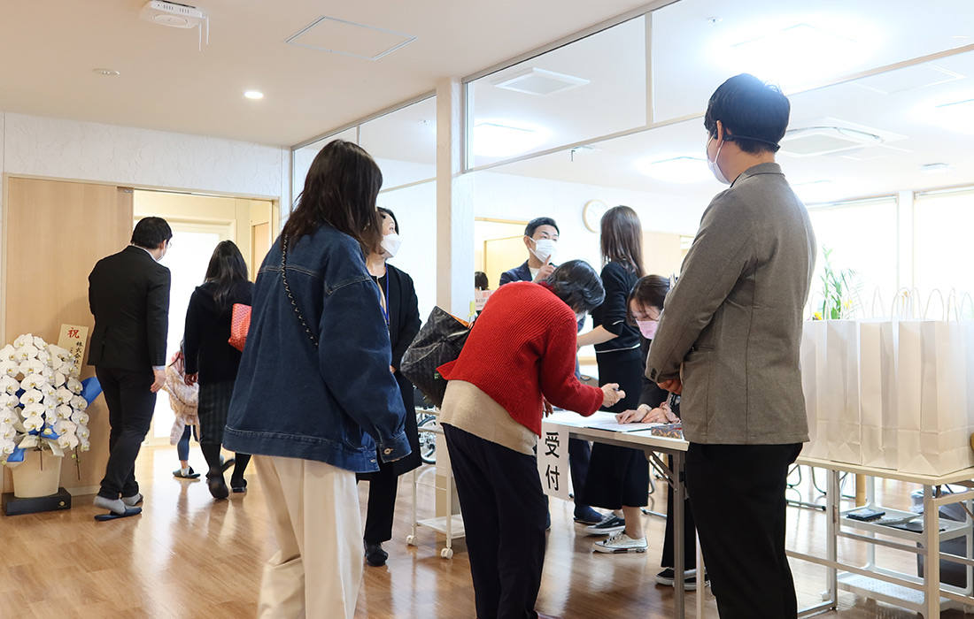 受付をすませる来場者の皆さま