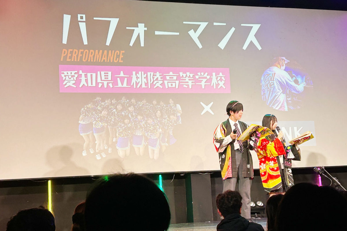 Sチーフと会話している司会者