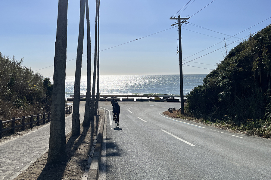 道を走って正面に見えてきた海